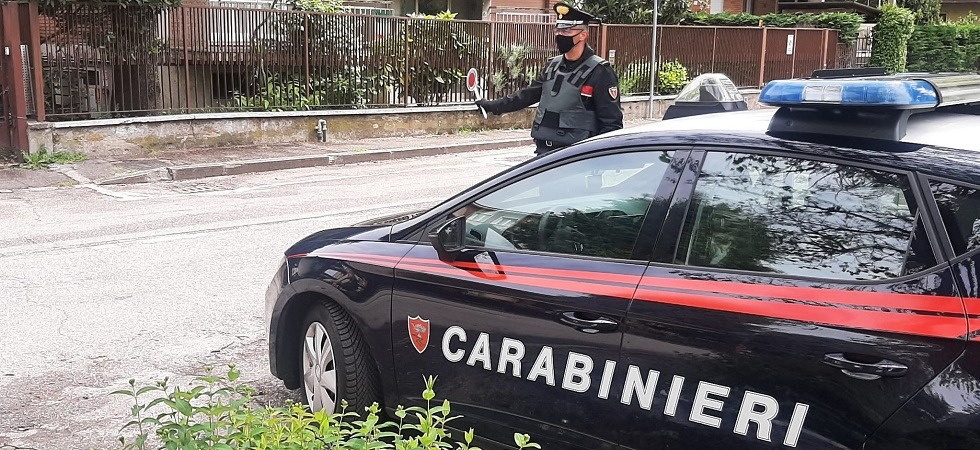 Due minorenni fuggono su un motorino rubato, poi si oppongono all’intervento dei carabinieri